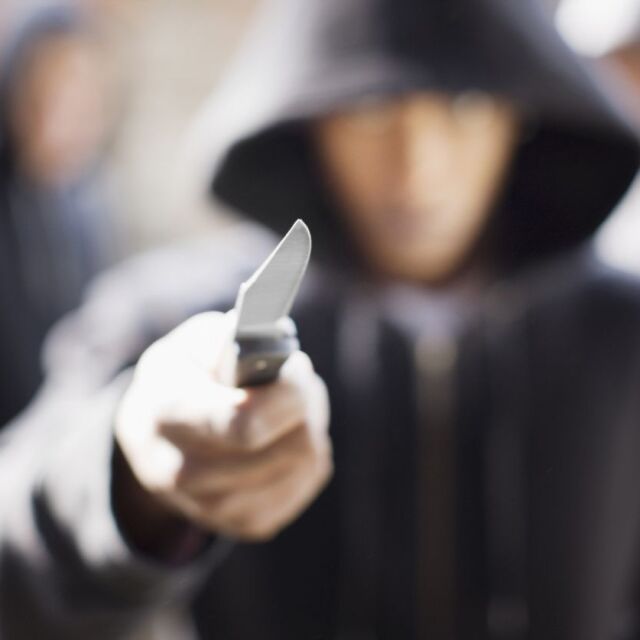 Предначертано убийство: Защо наркозависим напада хората в парка с нож? 