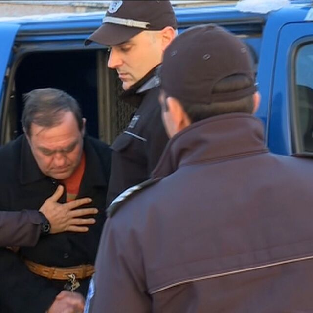 Десетки чакат съда да остави Иван Евстатиев в ареста