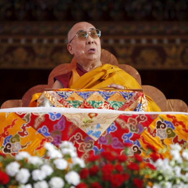 „Смучи ми езика“: Далай Лама уличен в сексуална злоупотреба с дете