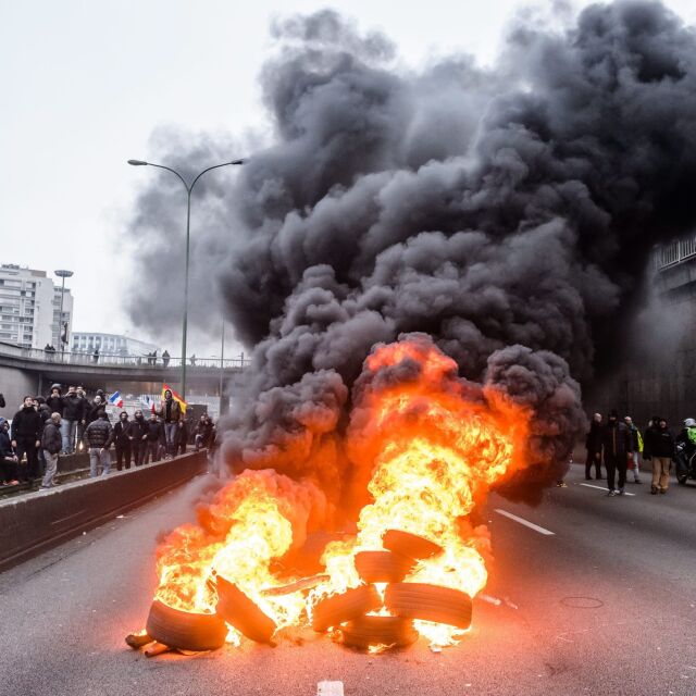 Сблъсъци и барикади на протест на таксиджиите в Париж (СНИМКИ И ВИДЕО) 