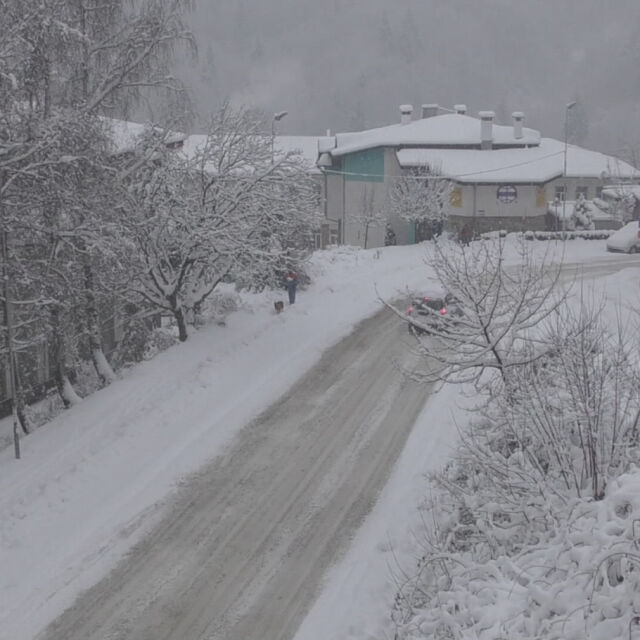 Пътят от Петолъчката за Бургас е затворен за тирове, очаква се нов снеговалеж