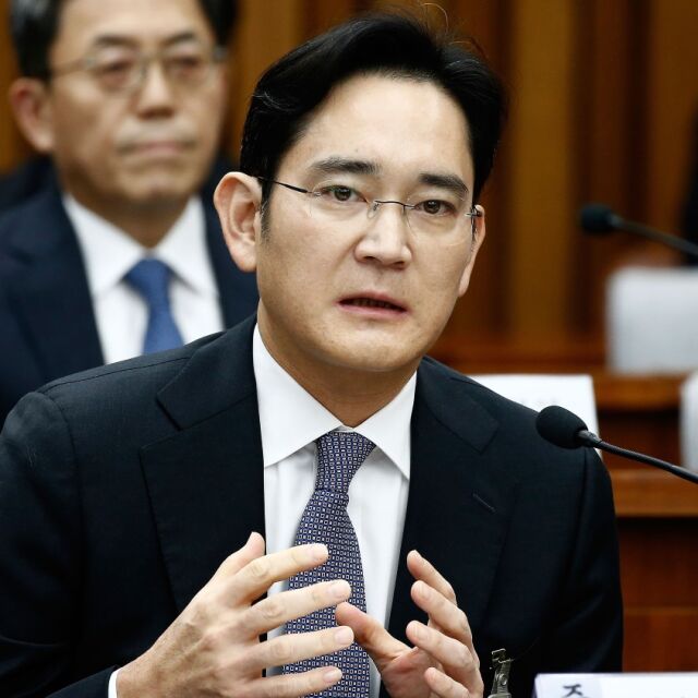 Разследват директора на „Самсунг” за връзка с големия политическия скандал в Южна Корея