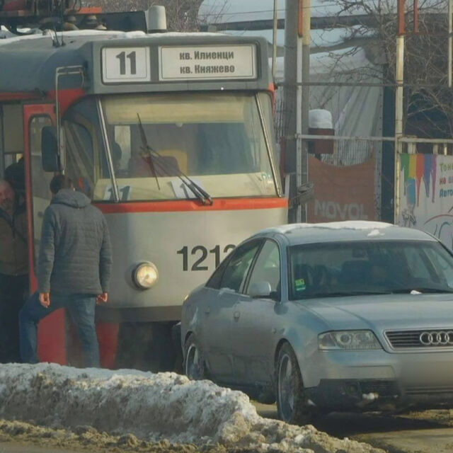 Пореден пътен абсурд: Автомобил се движи върху трамвайните релси