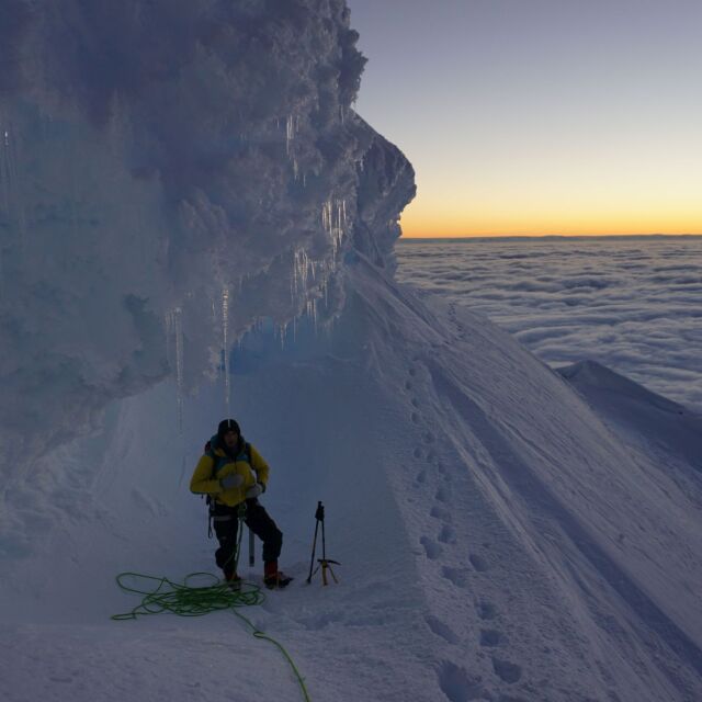 Наши алпинисти бяха спасени при рискована операция в Антарктида (ВИДЕО И СНИМКИ)