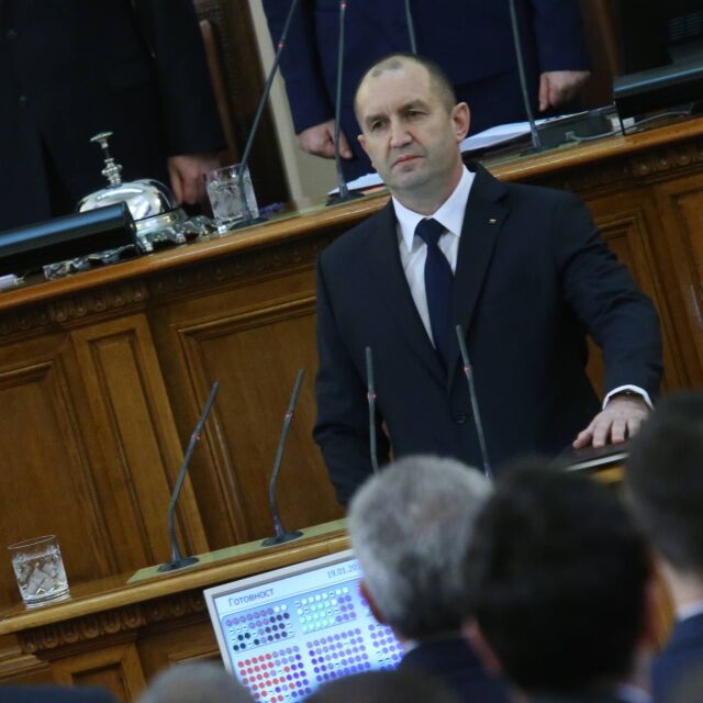 Новият президент Румен Радев положи клетва в парламента