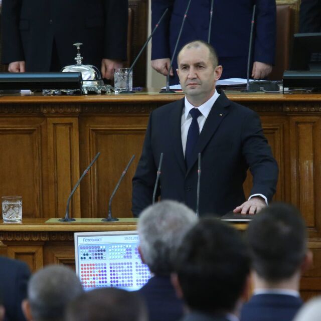 Румен Радев се закле, обидени депутати напуснаха залата (ОБЗОР)