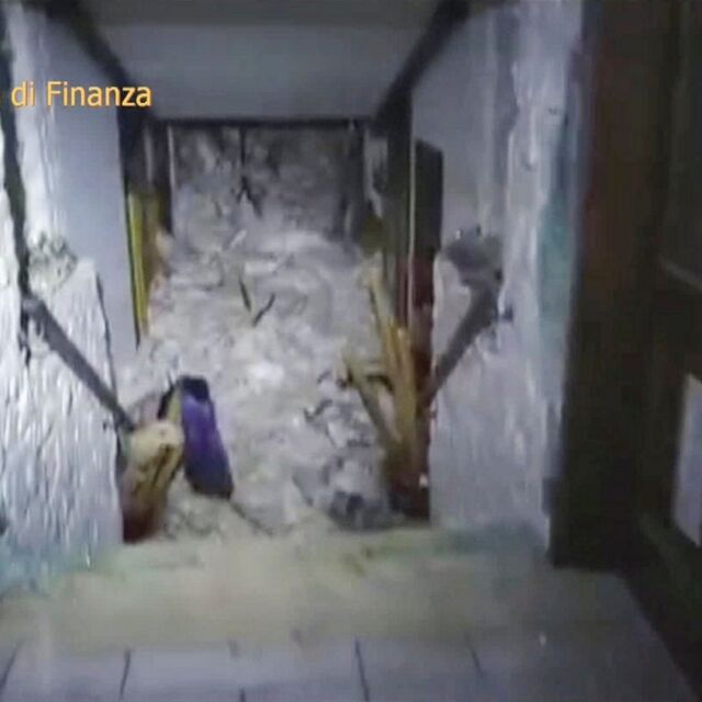 Отнесеният от лавина италиански хотел отвътре (ВИДЕО)