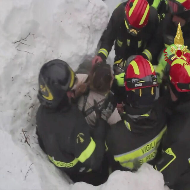 Осем души са намерени живи под лавината, затрупала италиански хотел (ВИДЕО)