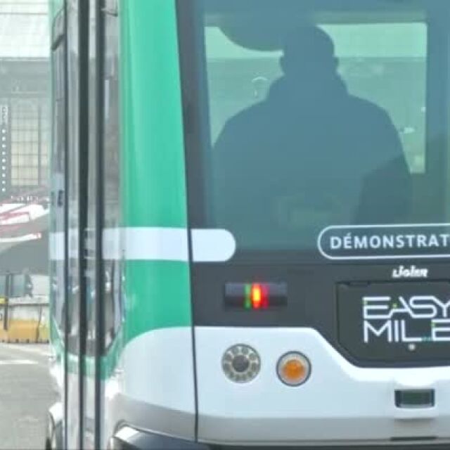 Микробус без шофьор вози пътници в Париж (ВИДЕО)