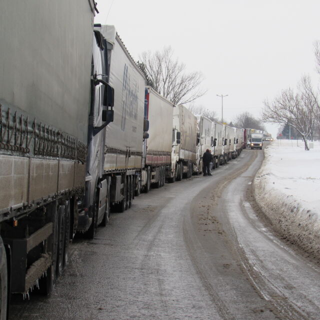 Блокада на границата с Румъния: Шофьори на камиони затвориха движението към Дунав мост 2 