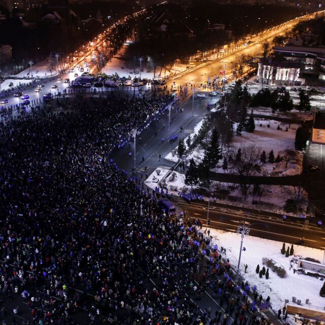 Десетки хиляди румънци на протест срещу новата власт (СНИМКИ)