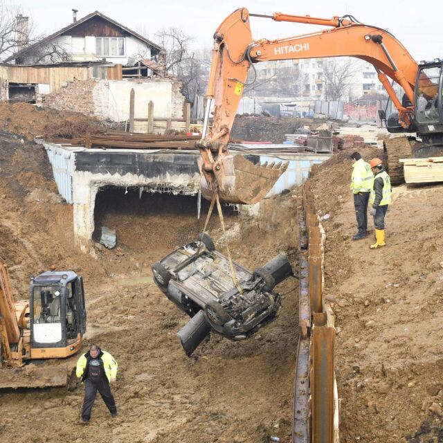 Кола падна в изкопа за метрото в „Овча купел” (СНИМКИ)