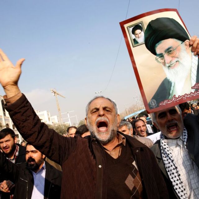 Викове "Смърт за Америка" на проправителствени протести в Иран
