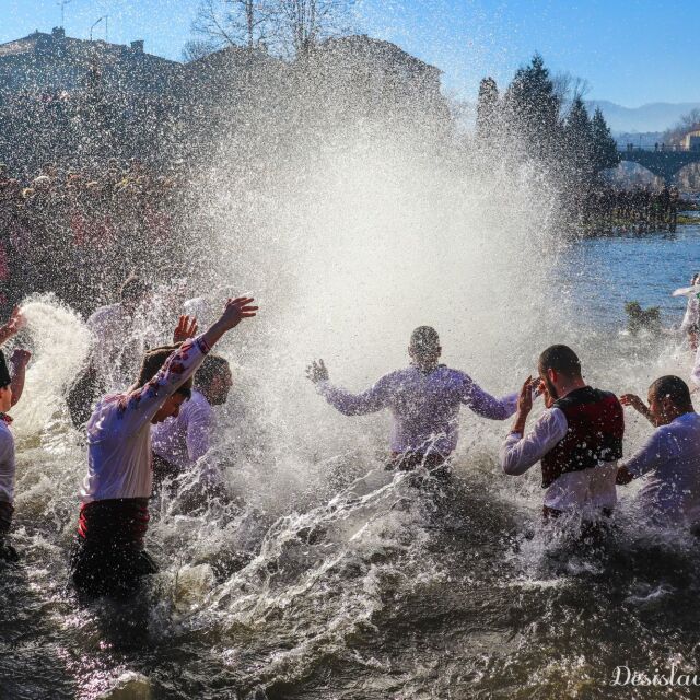 На Богоявление хиляди се хвърлиха в ледените води за кръста (ОБЗОР)