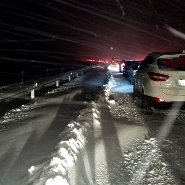 Обилен снеговалеж блокира хиляди коли на магистрала в Испания