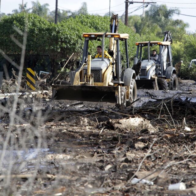 Жертви и големи разрушения след кални свлачища в Калифорния (СНИМКИ)