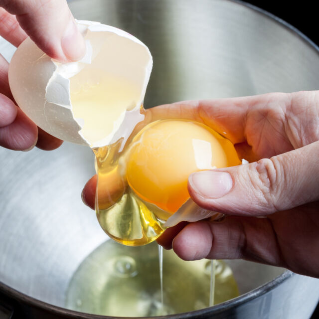 Предизвикахме участници в MasterChef да ни кажат как правилно се чупи яйце (ВИДЕО)
