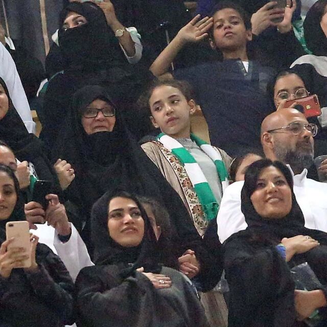 За първи път допуснаха жени на футболен мач в Саудитска Арабия