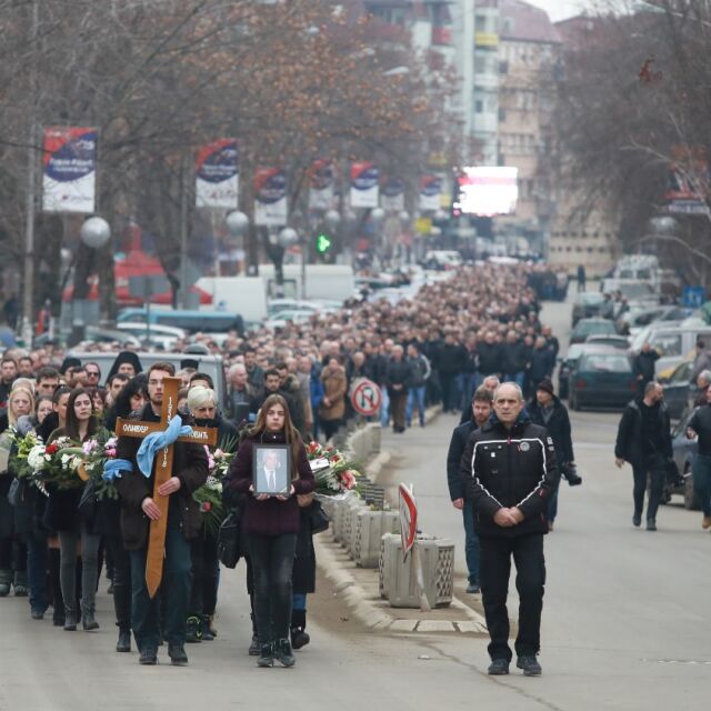 Над 1000 души в Косовска Митровица изпратиха убития вчера Оливер Иванович