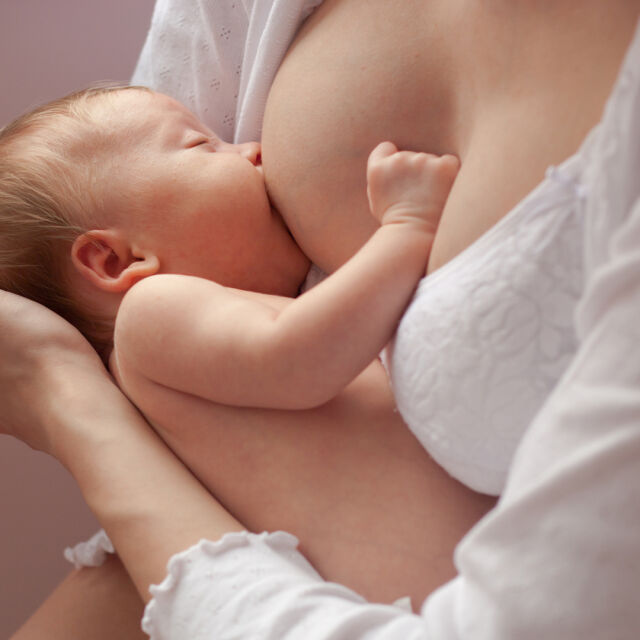 Кърменето в първия час след раждането е ваксина за новороденото бебе