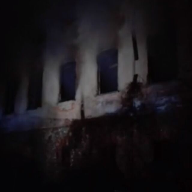 Пожар гори в необитаеми сгради на старото военно училище във Велико Търново