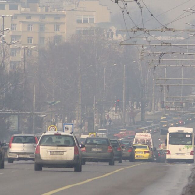 Окончателно: Градски транспорт за левче и забрани за паркиране при мръсен въздух в София