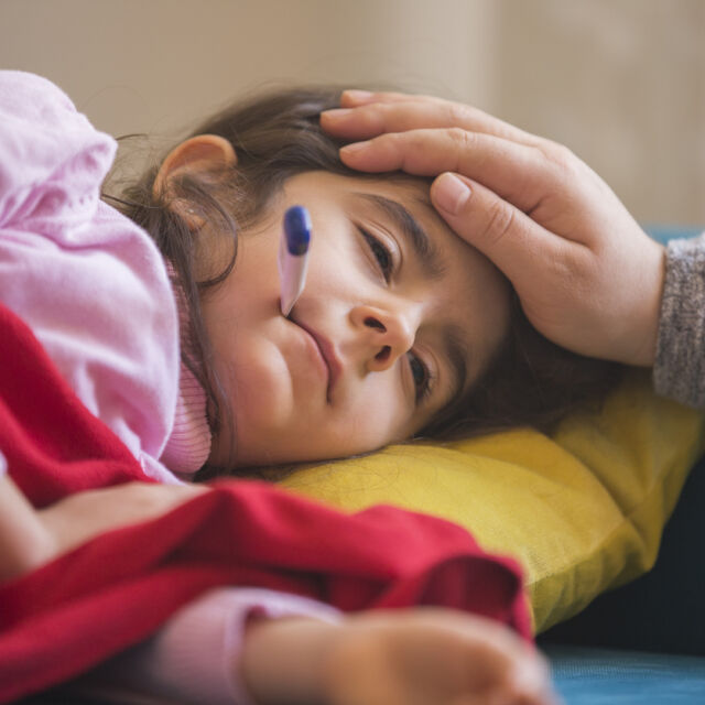 Дете с температура: Съвети на педиатър кога родителите да търсят лекар