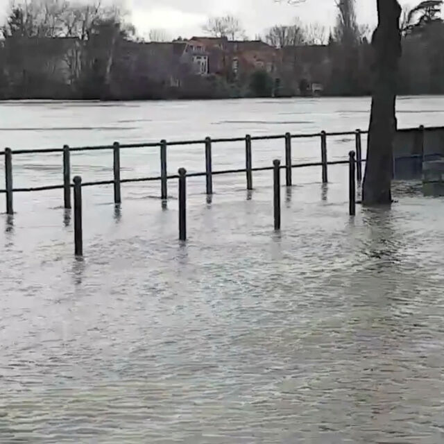 Остава опасността от наводнения във Франция