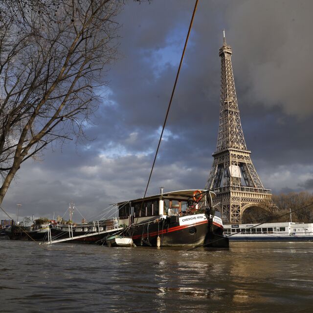 Сена повиши опасно нивото си, пътища в Париж са наводнени