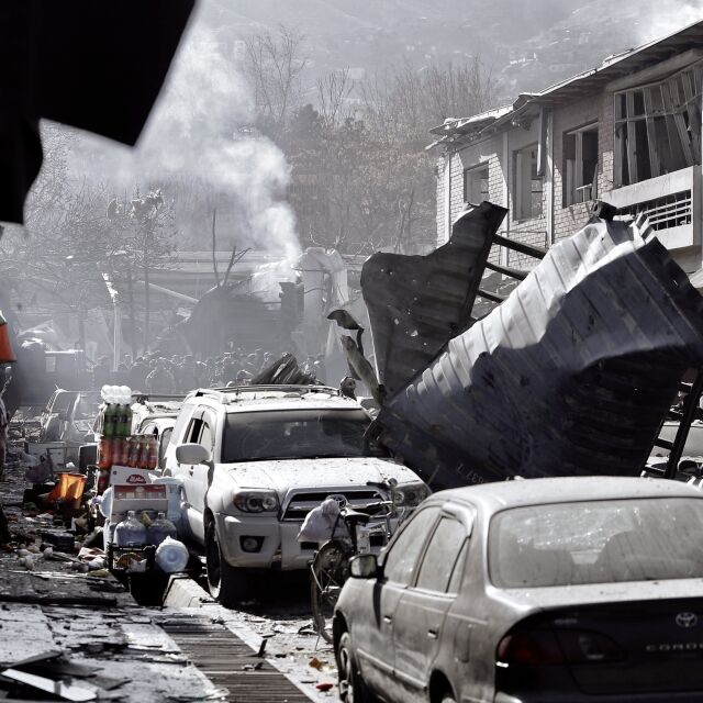 Мощна експлозия разтърси центъра на Кабул, 95 души са убити 