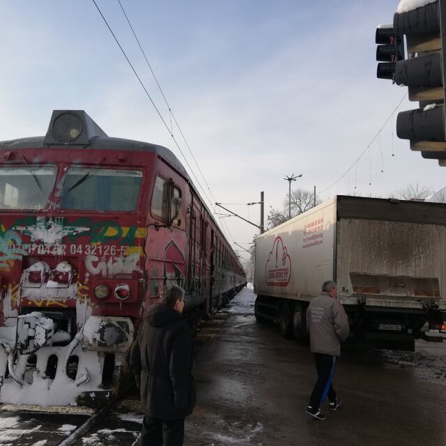 Влак удари камион на прелез в Монтана