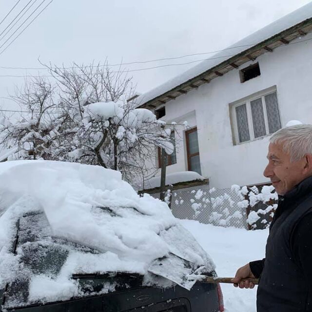 Обилен снеговалеж затрудни трафика към Гърция (ОБЗОР)