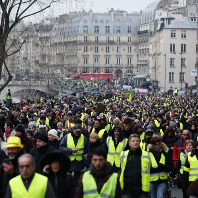 Сълзотворен газ срещу "жълтите жилетки" в Париж