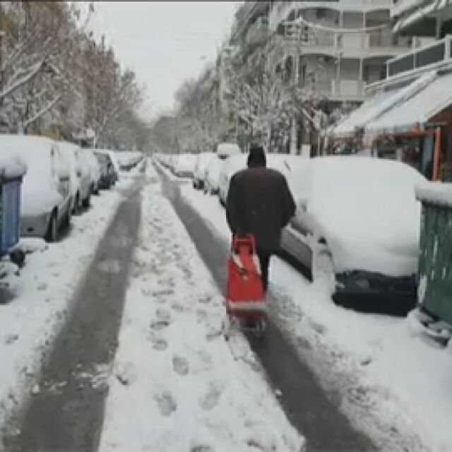 Армията се включва в разчистването на снега в Гърция