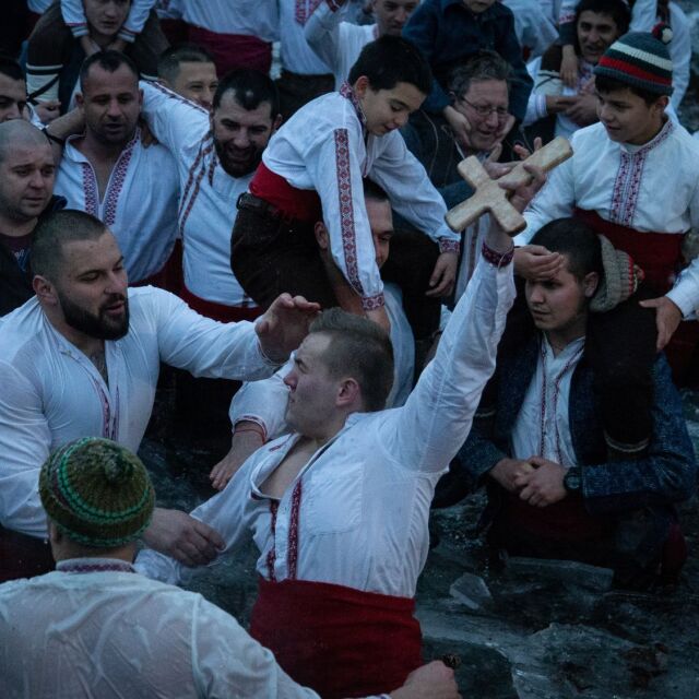 Над 500 мъже се включиха в леденото хоро в Тунджа