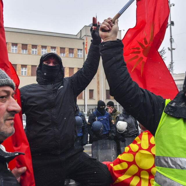 Решаващ ден за Македония: Протест отвън и дебати вътре в парламента за новото име