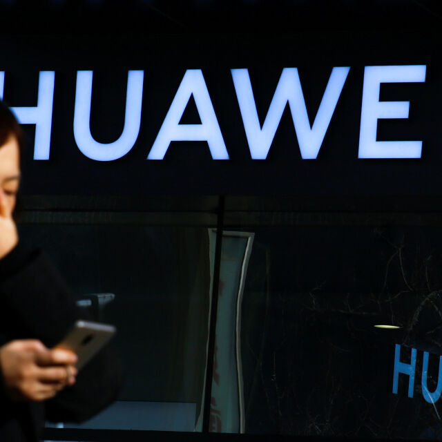 Търговска война: Лишават новите телефони на „Хуауей“ от най-популярните приложения