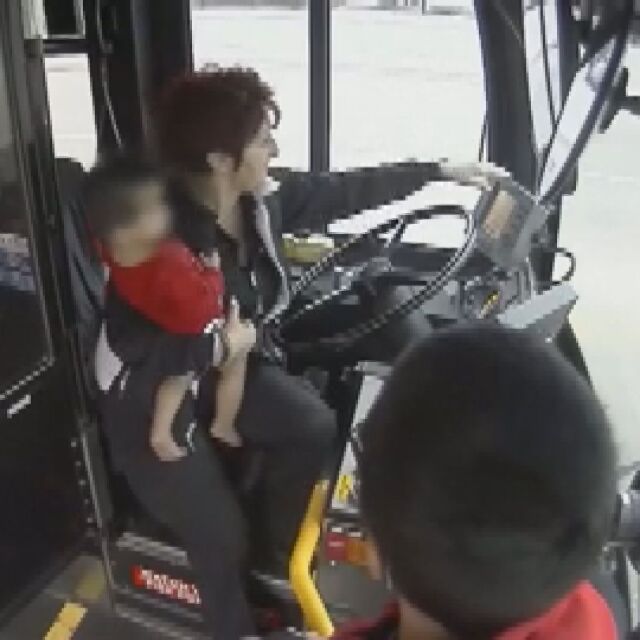 Шофьор на автобус спаси бебе, скитащо само по магистрала (ВИДЕО)