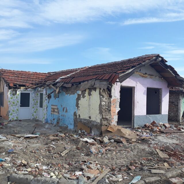 Жители на ромската махала във Войводиново оспорват събарянето на къщи