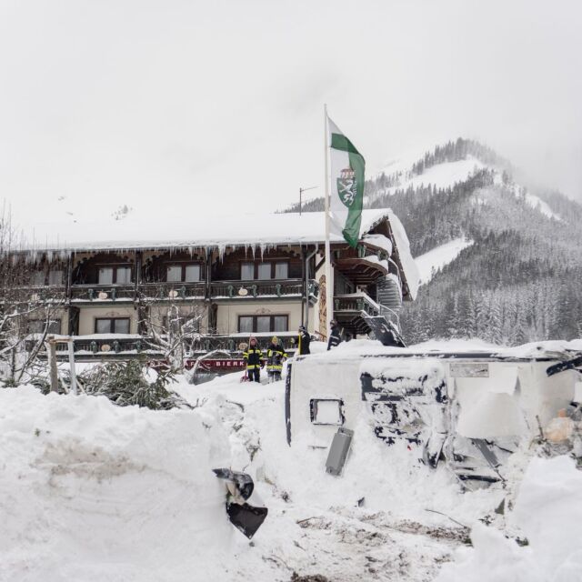 Лавина отново затрупа хотел в Алпите