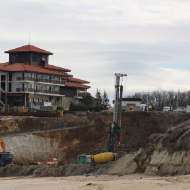 Проверки в две морски общини заради бетон край плажа