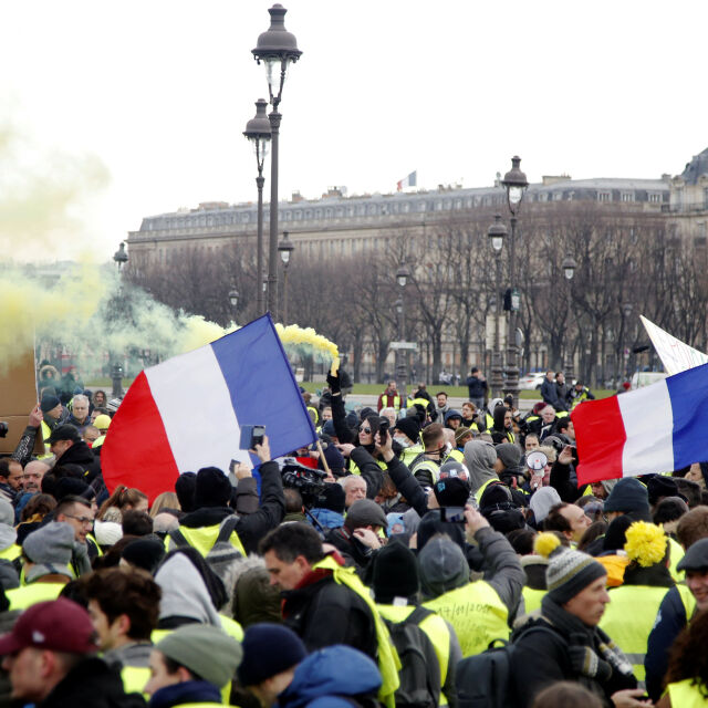 „Жълтите жилетки” отново на улицата: 80 000 полицаи са мобилизирани във Франция 