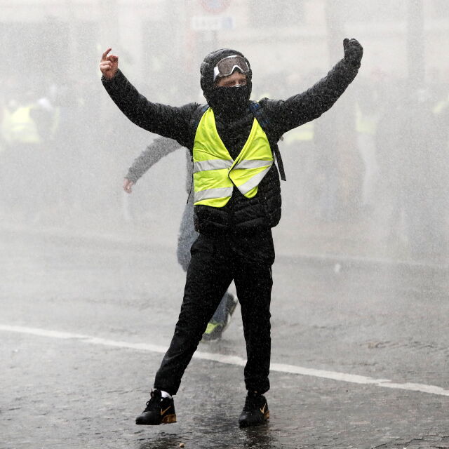 Полицията в Париж използва сълзотворен газ на протест пред Лувъра