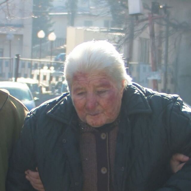 Заради 35 лева: Мъж нападна и души възрастна жена в Гурково