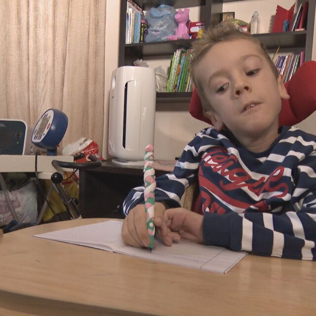 В Румъния започна лечението на 9-годишния Стефан
