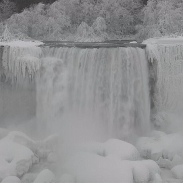 Ниагарският водопад замръзна частично
