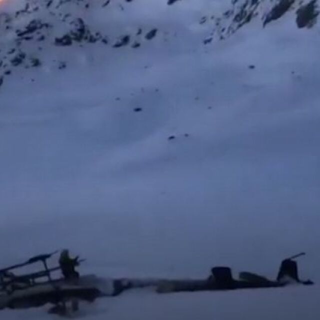 Малък самолет и хеликоптер се сблъскаха в Алпите, има жертви (ВИДЕО)