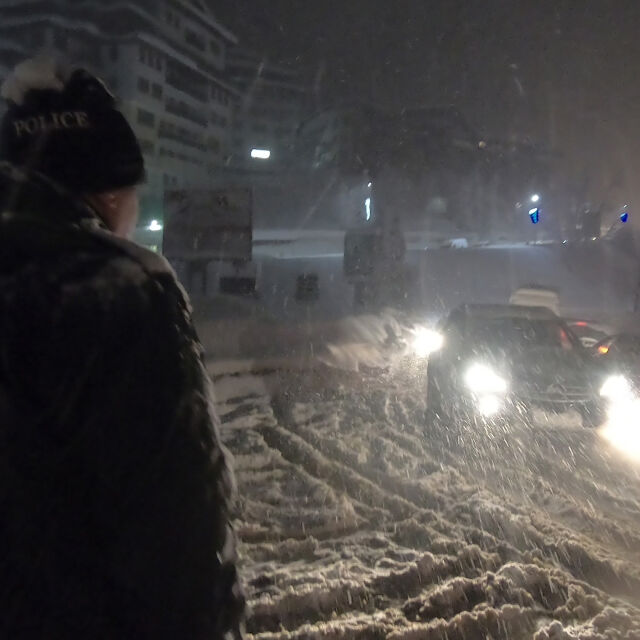 Тежка обстановка в Родопите заради силния сняг (СНИМКИ)