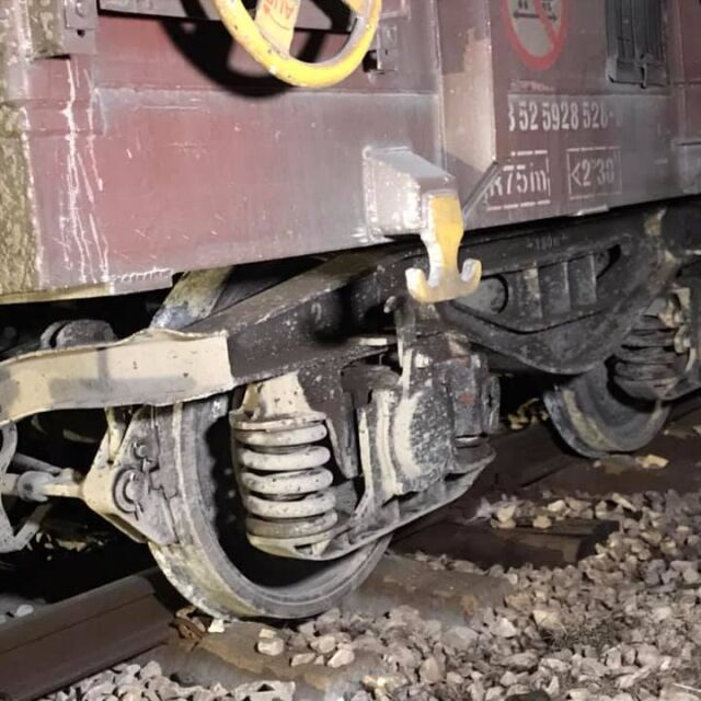 Дерайлиралият товарен влак: Очаква се движението да бъде възстановено
