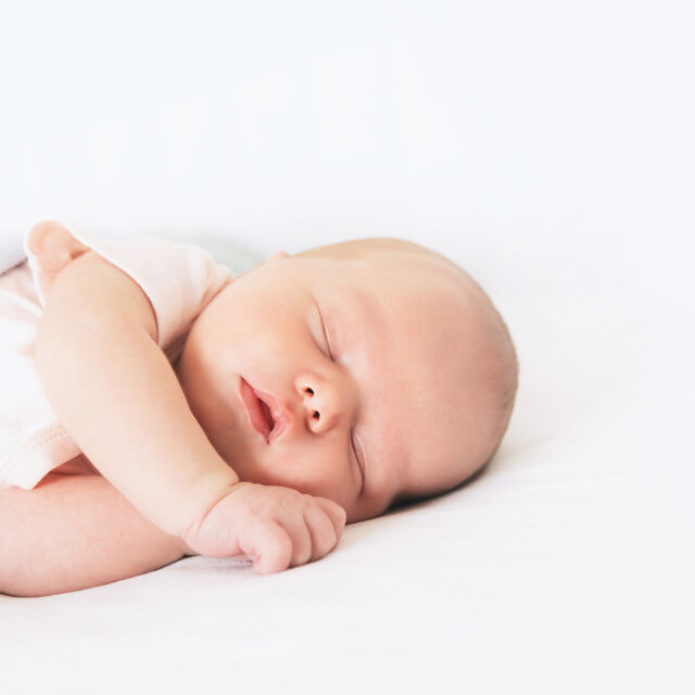 Бебето да се къпе 12 часа след раждането – какви са ползите за майката и новороденото